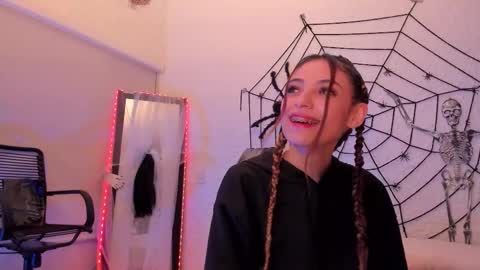 Snapshot of sofiarouge_ chatting on 10-23-25, 08:13 Sofia Help me reach 5K followers online show from 10-23-25, 08:13