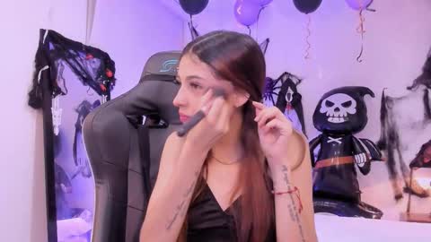 Snapshot of sofiarouge_ chatting on 10-30-25, 08:20 Sofia Help me reach 5K followers online show from 10-30-25, 08:20