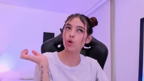 Snapshot of sofiarouge_ chatting on 11-26-25, 08:32 Sofia Help me reach 5K followers online show from 11-26-25, 08:32