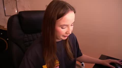 Snapshot of sofiebloom chatting on 05-31-26, 09:16 Sofie online show from 05-31-26, 09:16