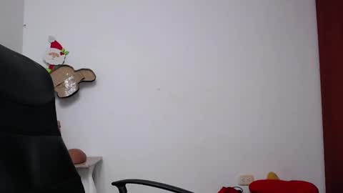 Snapshot of soft_fetish chatting on 01-20-25, 09:22 Camila M online show from 01-20-25, 09:22