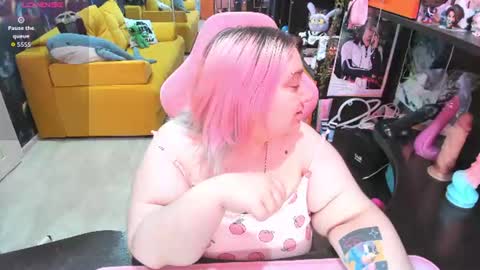 Snapshot of softie_sofy chatting on 06-19-26, 02:38 Sofie online show from 06-19-26, 02:38