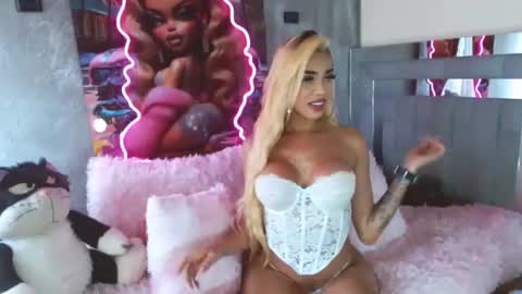 instagram    evalunavelez1. online show from 01-15-25, 07:55