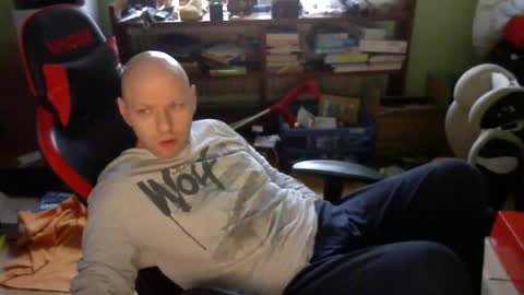 Snapshot of songoku81 chatting on 12-11-24, 10:03 Tom online show from 12-11-24, 10:03