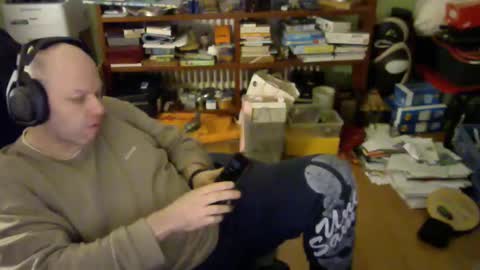 Snapshot of songoku81 chatting on 01-10-25, 04:09 Tom online show from 01-10-25, 04:09