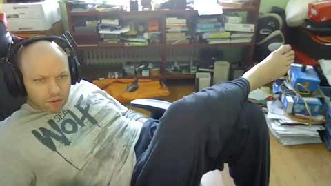 Snapshot of songoku81 chatting on 02-27-25, 08:28 Tom online show from 02-27-25, 08:28