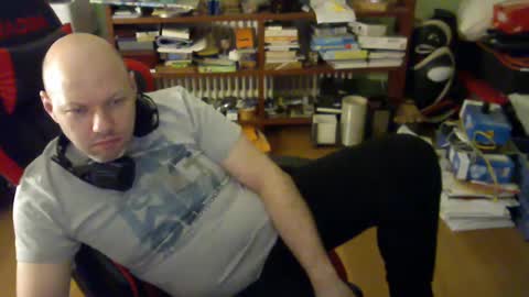 Snapshot of songoku81 chatting on 03-09-25, 01:04 Tom online show from 03-09-25, 01:04