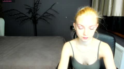 Snapshot of sonnysofia chatting on 04-19-26, 05:34 Sonya online show from 04-19-26, 05:34