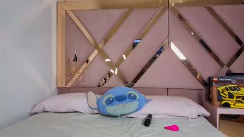 Snapshot of sophia_grand chatting on 10-22-25, 05:19 Sophia Grand online show from 10-22-25, 05:19