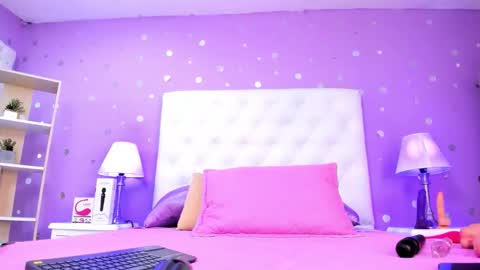 Snapshot of sophia_models chatting on 10-04-25, 07:01 Sophia online show from 10-04-25, 07:01