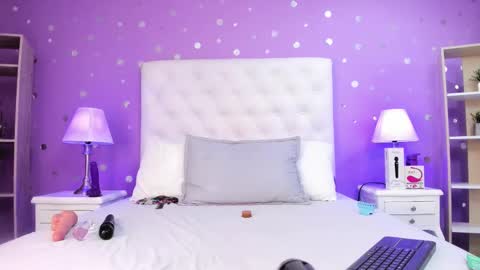 Snapshot of sophia_models chatting on 10-18-25, 07:25 Sophia online show from 10-18-25, 07:25