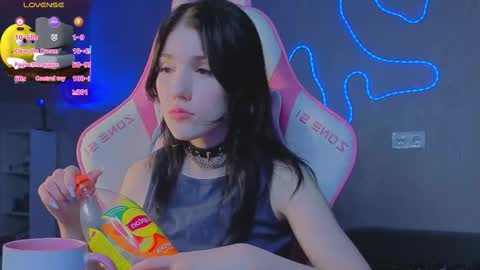 Snapshot of sophie_nomenal_ chatting on 12-17-25, 04:40 sophie_nomenal_ online show from 12-17-25, 04:40