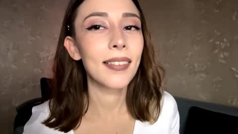 Snapshot of sophiedescoteaux chatting on 10-23-25, 08:40 Mira online show from 10-23-25, 08:40