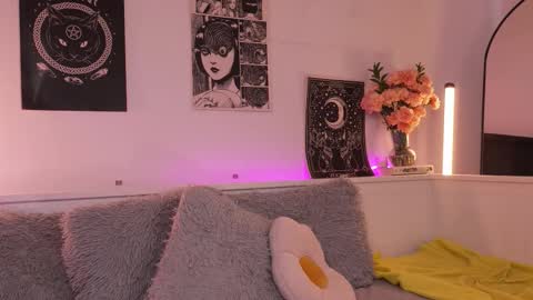 Snapshot of sophiee_art chatting on 10-20-25, 09:26 Sophiee online show from 10-20-25, 09:26