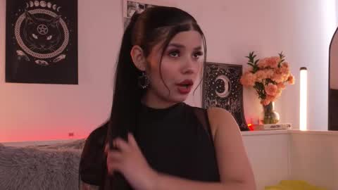 Snapshot of sophiee_art chatting on 10-24-25, 07:54 Sophiee online show from 10-24-25, 07:54