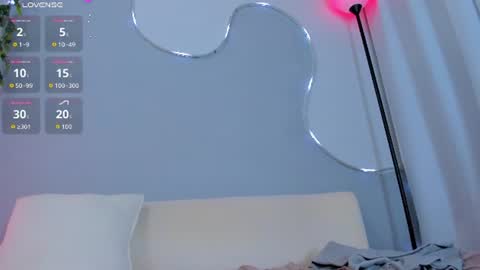 Snapshot of sophiee_s chatting on 06-17-26, 11:27 Sophie online show from 06-17-26, 11:27