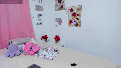 Snapshot of sophieewoods chatting on 12-17-24, 10:43 Sophie Woods online show from 12-17-24, 10:43