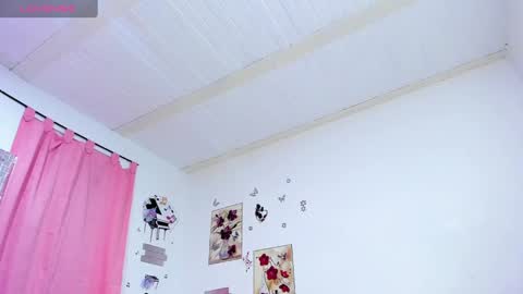 Snapshot of sophieewoods chatting on 12-18-24, 08:14 Sophie Woods online show from 12-18-24, 08:14