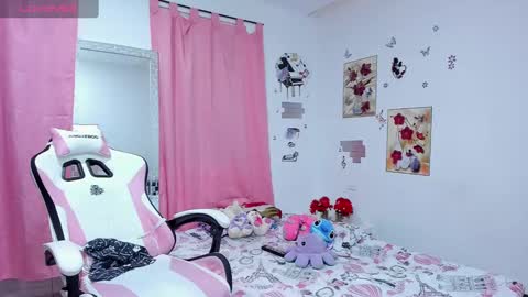 Snapshot of sophieewoods chatting on 12-28-24, 09:08 Sophie Woods online show from 12-28-24, 09:08