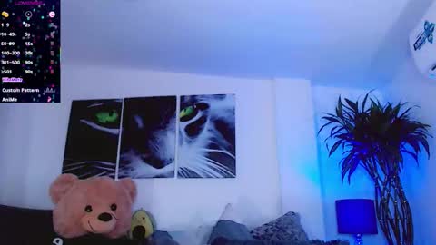 Snapshot of sophiieesweet chatting on 10-24-25, 07:43 Sophie Sweet online show from 10-24-25, 07:43