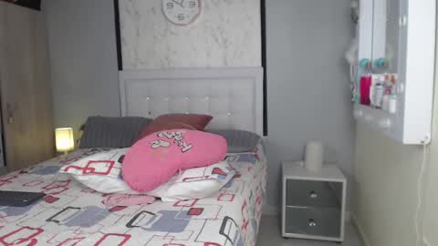 Snapshot of sopphiefox chatting on 12-18-24, 06:57 Sofia online show from 12-18-24, 06:57