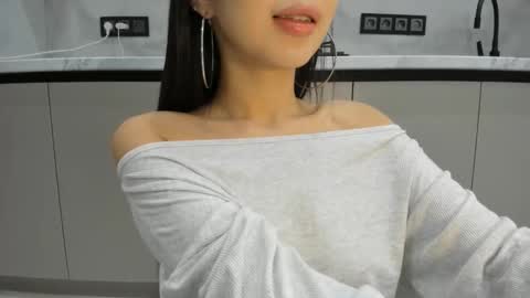 Mia online show from 10-23-25, 04:39