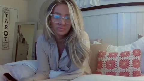 Snapshot of southernbarbii chatting on 12-29-24, 11:40 Your Barbii online show from 12-29-24, 11:40