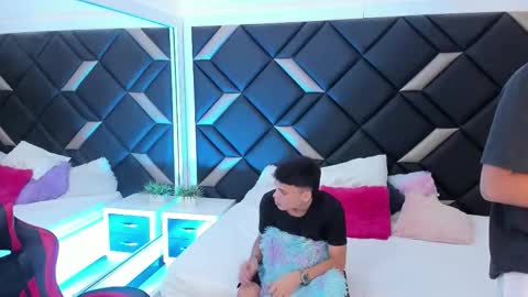 Snapshot of space_boys18 chatting on 11-19-25, 12:10 Gabo Lucas and Justin online show from 11-19-25, 12:10