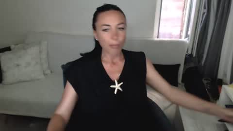 Snapshot of spicemint chatting on 06-19-26, 01:37 Carla online show from 06-19-26, 01:37