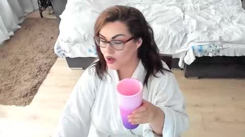 Snapshot of squirt_kimmm chatting on 09-11-25, 01:00 Kim online show from 09-11-25, 01:00