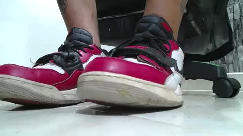 Snapshot of srfindomfeet_ chatting on 04-19-26, 06:10 sr master cum its my old account online show from 04-19-26, 06:10