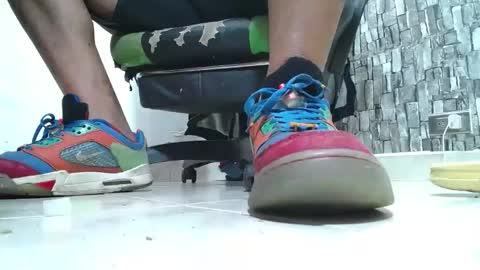 Snapshot of srfindomfeet_ chatting on 04-21-26, 05:17 sr master cum its my old account online show from 04-21-26, 05:17