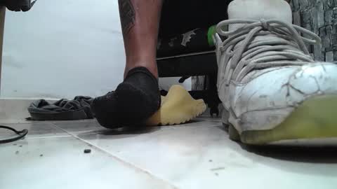 Snapshot of srfindomfeet_ chatting on 04-25-26, 05:43 sr master cum its my old account online show from 04-25-26, 05:43
