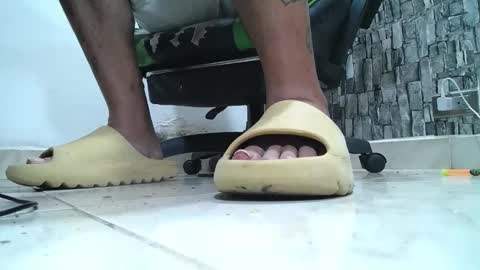 Snapshot of srfindomfeet_ chatting on 05-01-26, 05:28 sr master cum its my old account online show from 05-01-26, 05:28