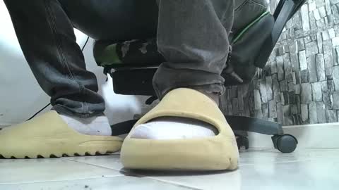 Snapshot of srfindomfeet_ chatting on 05-24-26, 01:32 sr master cum its my old account online show from 05-24-26, 01:32