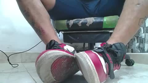 Snapshot of srfindomfeet_ chatting on 05-27-26, 01:57 sr master cum its my old account online show from 05-27-26, 01:57