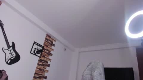 Snapshot of srta_fox chatting on 02-05-25, 01:44 Srta. Fox online show from 02-05-25, 01:44