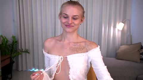 Snapshot of ssscarlett chatting on 12-17-24, 04:12 Scarlett online show from 12-17-24, 04:12