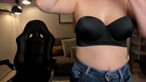 Snapshot of staceywood_ chatting on 12-29-24, 11:18 Stacy Woods online show from 12-29-24, 11:18