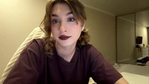 Snapshot of stacicurren chatting on 02-15-26, 02:03 Elli online show from 02-15-26, 02:03