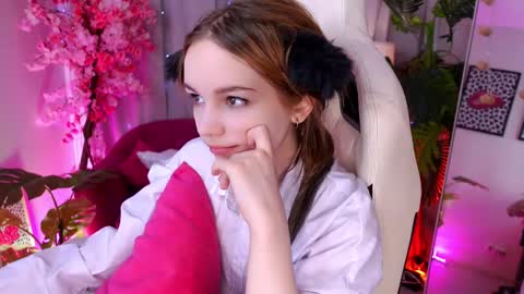 Snapshot of staymonica chatting on 11-18-25, 12:31 MONICA online show from 11-18-25, 12:31