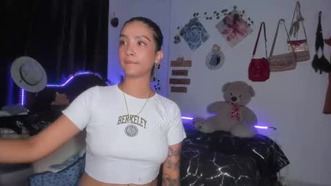 Snapshot of stefanny_pllus chatting on 02-11-25, 01:10 Im MiaIts my first day here online show from 02-11-25, 01:10