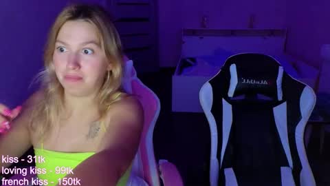 stefany_and_bettany online show from 09-27-25, 03:39