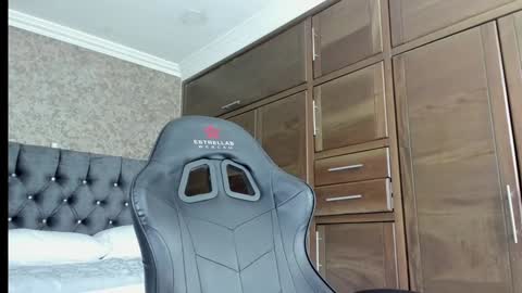 Estella online show from 01-08-25, 01:53