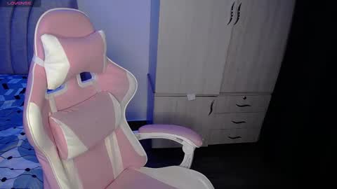 Snapshot of stepha_sweet chatting on 12-28-24, 01:50 Emma online show from 12-28-24, 01:50