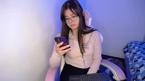 Snapshot of stepha_sweet chatting on 02-18-25, 05:09 Emma online show from 02-18-25, 05:09