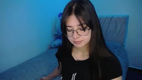 Snapshot of stepha_sweet chatting on 02-25-25, 03:20 Emma online show from 02-25-25, 03:20