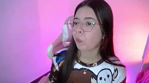 Snapshot of stepha_sweet chatting on 09-17-25, 05:20 Emma online show from 09-17-25, 05:20