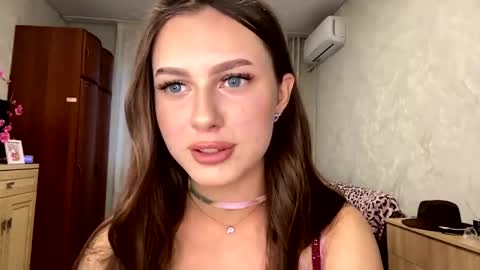 Snapshot of stephaniflicek chatting on 06-08-26, 03:45 Stephani online show from 06-08-26, 03:45