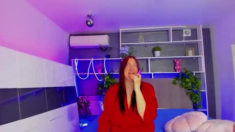 Snapshot of stephierousee chatting on 05-18-26, 05:35 Stephie online show from 05-18-26, 05:35